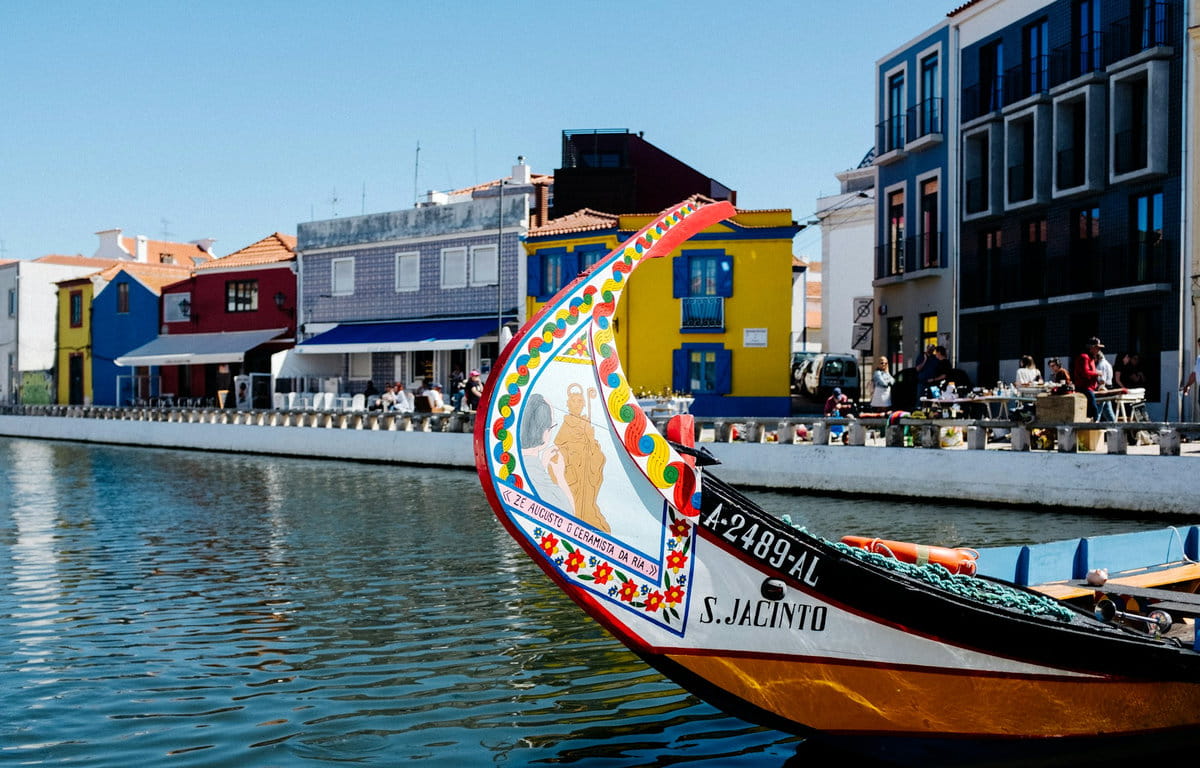 Barco moliceiro en los canales de Aveiro