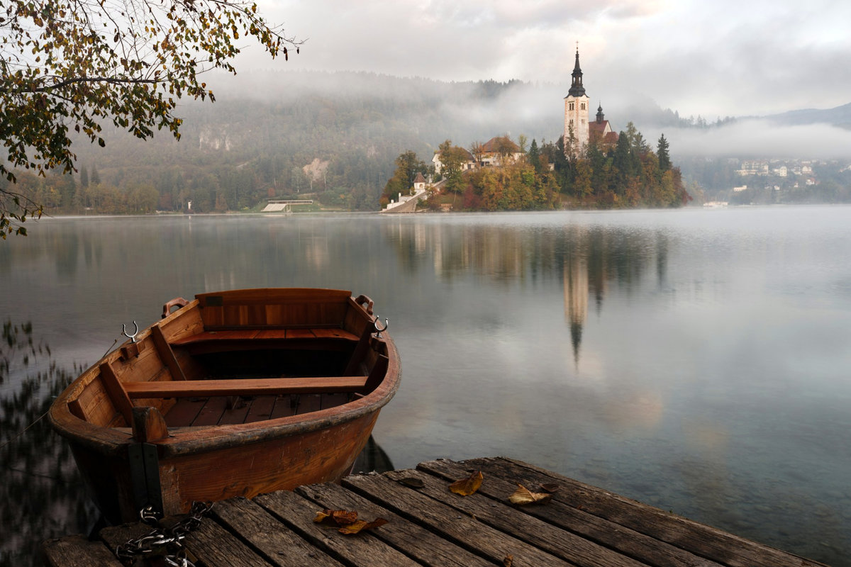 Una barca varada frente al lago Bled en Eslovenia
