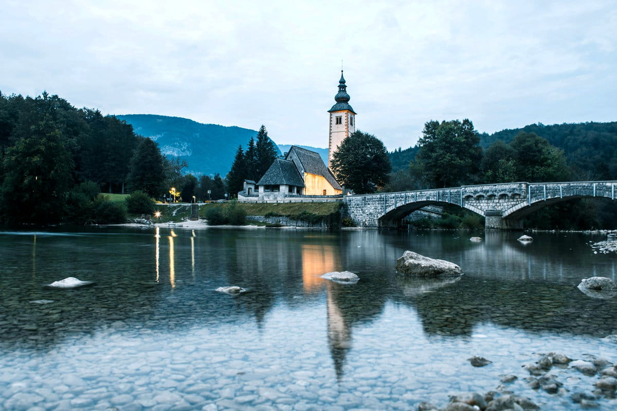 Bohinj frente al lago en Eslovenia