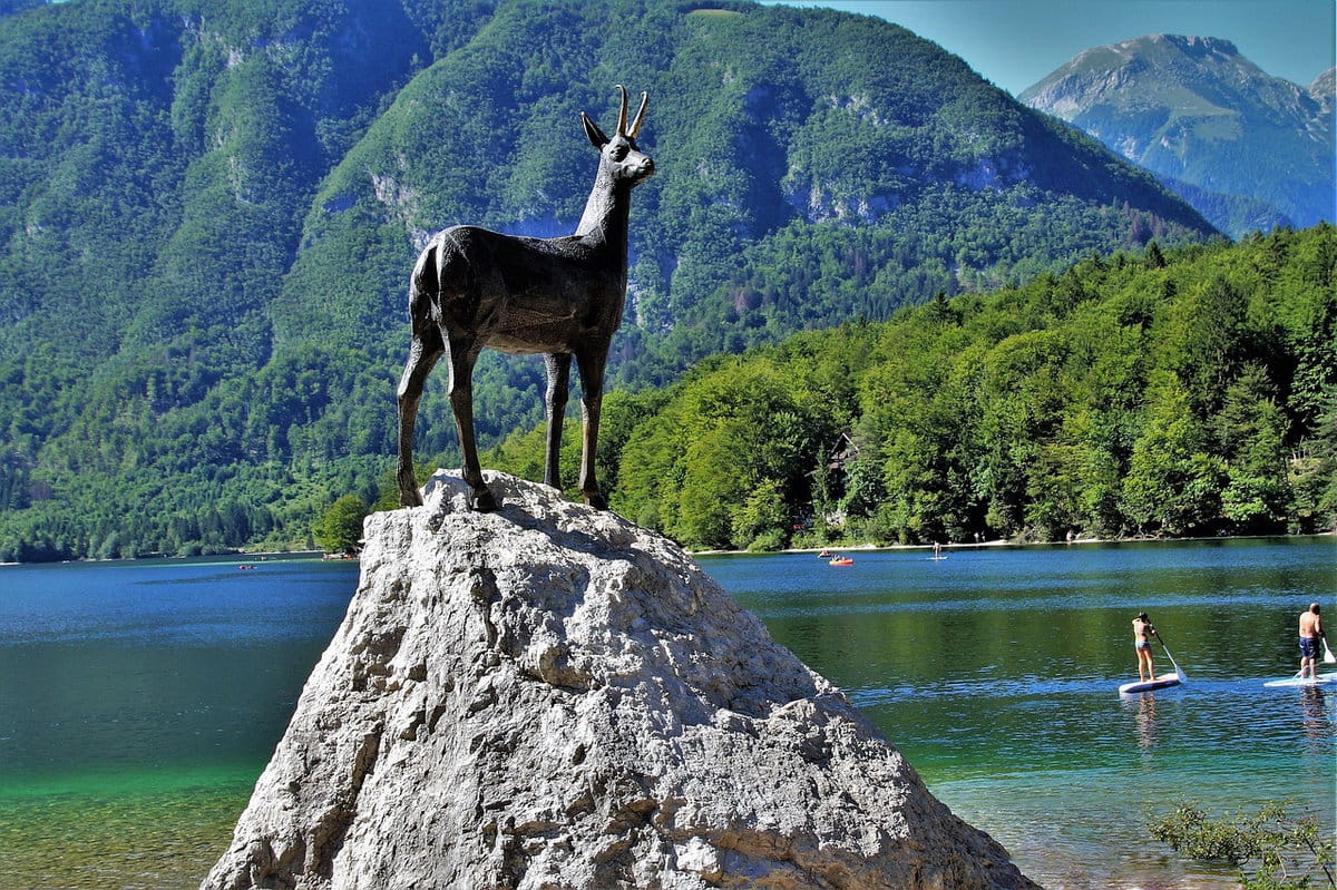 Una estatua de un ciervo en el lago de Bohinj