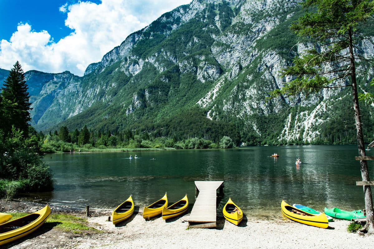 Kayaks preparados para disfrutar de las aguas del lago de Bohinj