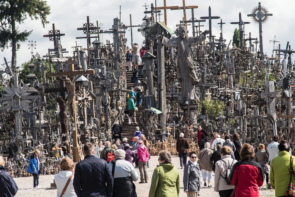 Visitando la Colina de las Cruces en Lituania