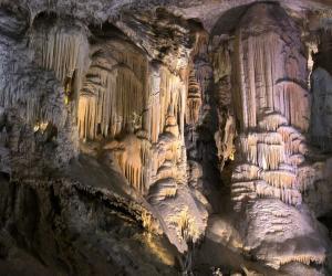Interior de la cueva de Postojna en Eslovenia