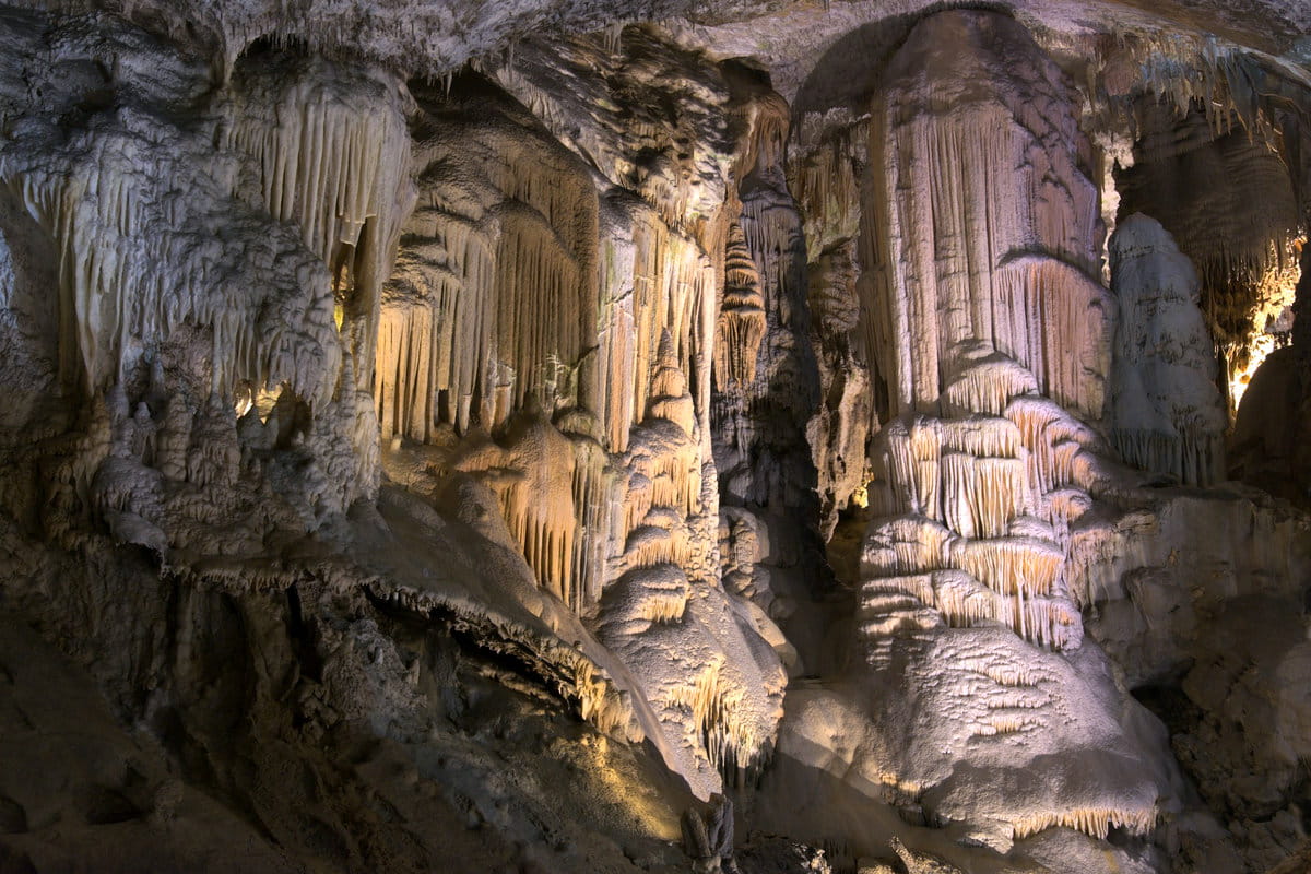Interior de la cueva de Postojna en Eslovenia