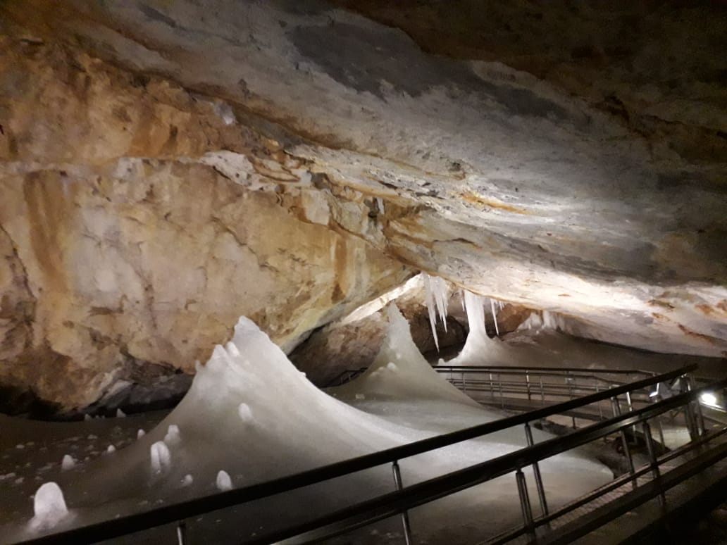 Cueva de hielo de Dobšinská en Eslovaquia