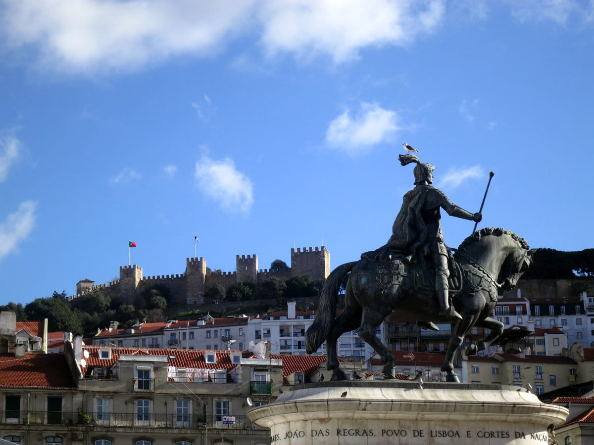 La estatua al Rey Joao I de Portugal en la Plaza de Figueira, Lisboa