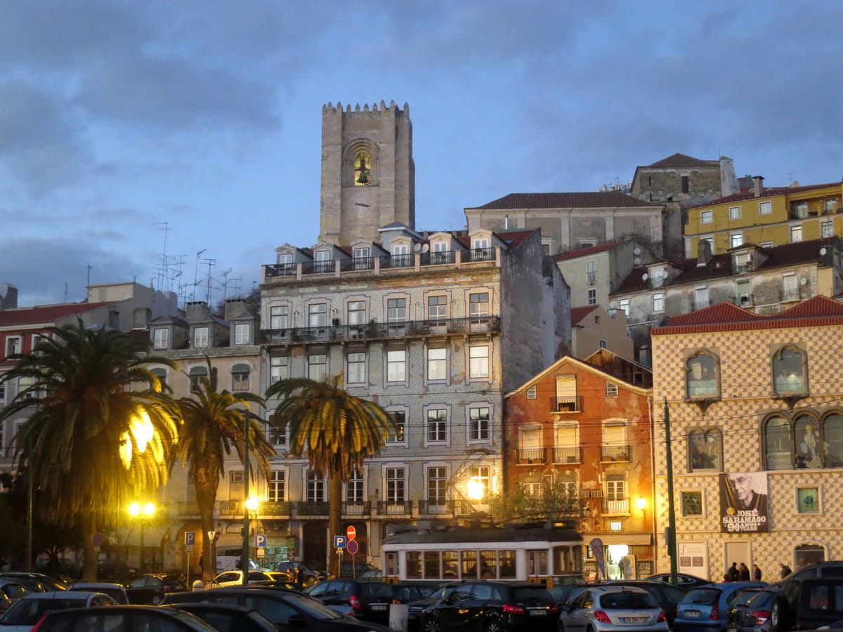 Anochece en el barrio de Alfama