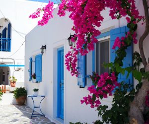 Una casa de blanco y azul en Mykonos. Imagen: Unsplash
