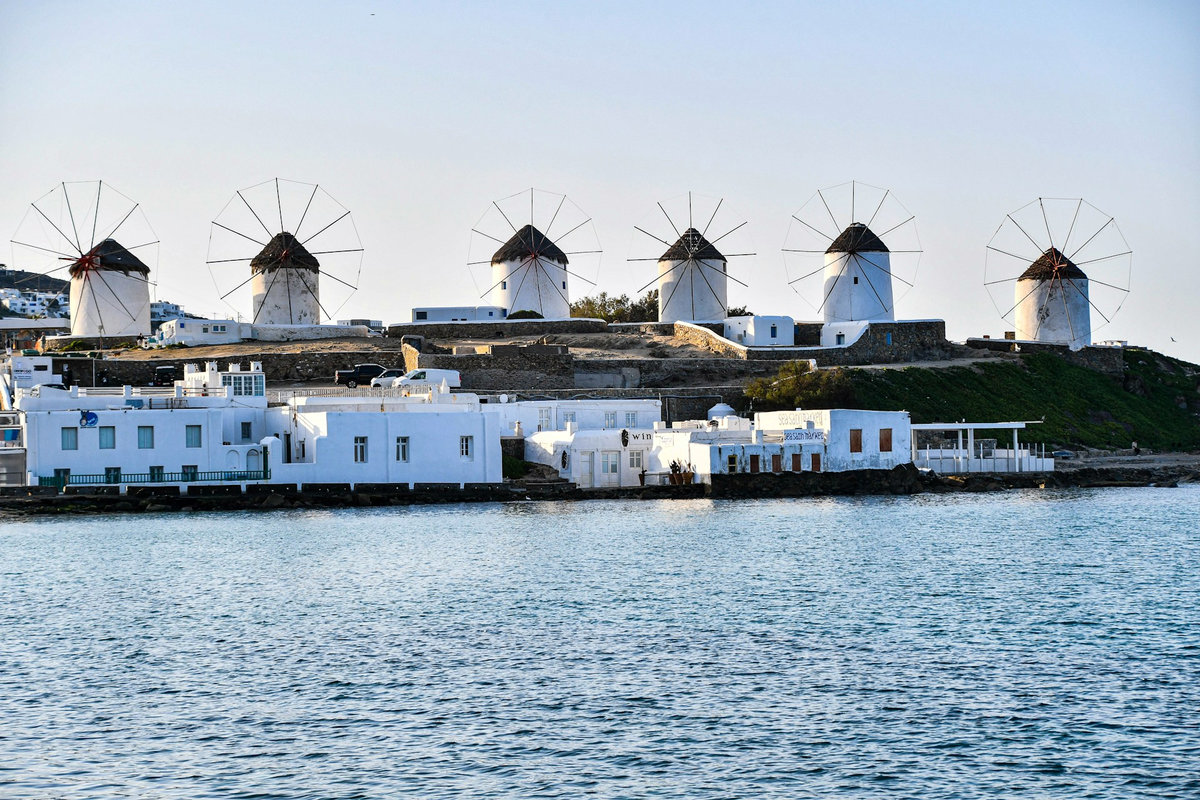 Molinos frente al mar en Mykonos. Imagen: Unsplash