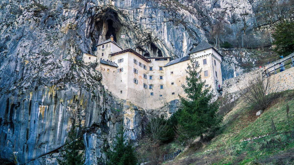 El castillo de Prejdama, prácticamente incrustado en la roca