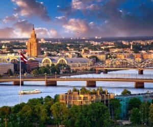 El río Daugava a su paso por el centro de Riga
