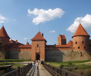 La imponente entrada del castillo de Trakai