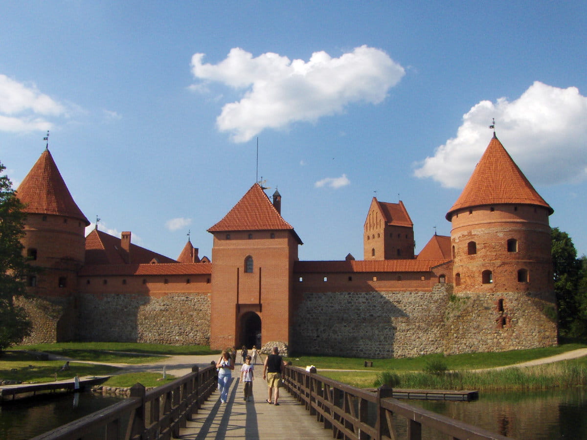 La imponente entrada del castillo de Trakai