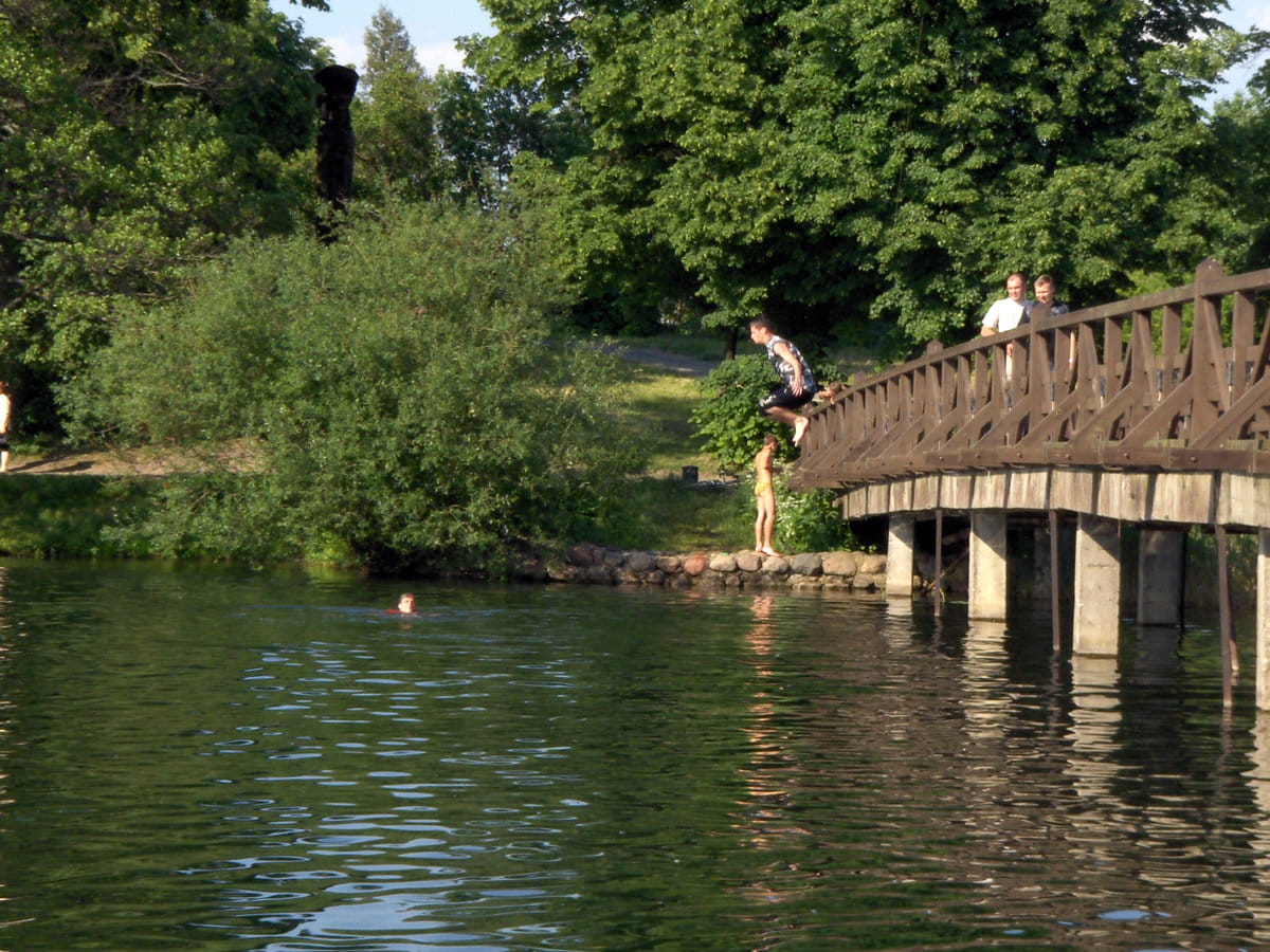Chavales saltando al agua en Trakai