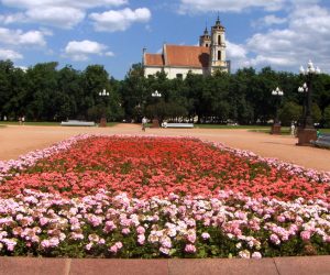 Colorido parque frente a una iglesia del centro de Vilnius