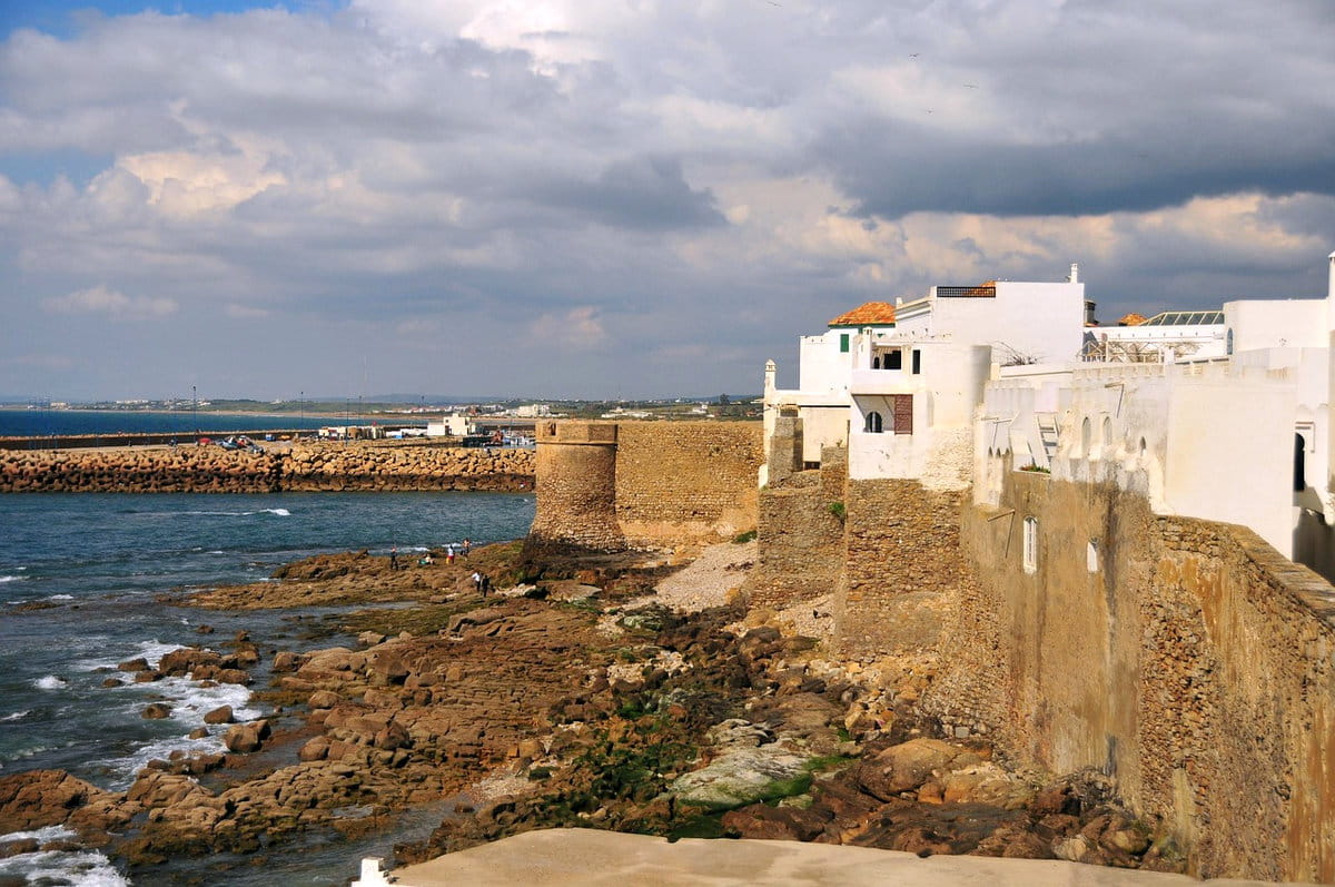 El pueblo de Asilah frente al mar
