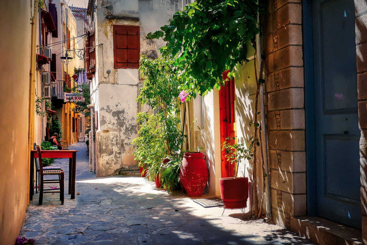 Colorido callejón en Chania, Creta
