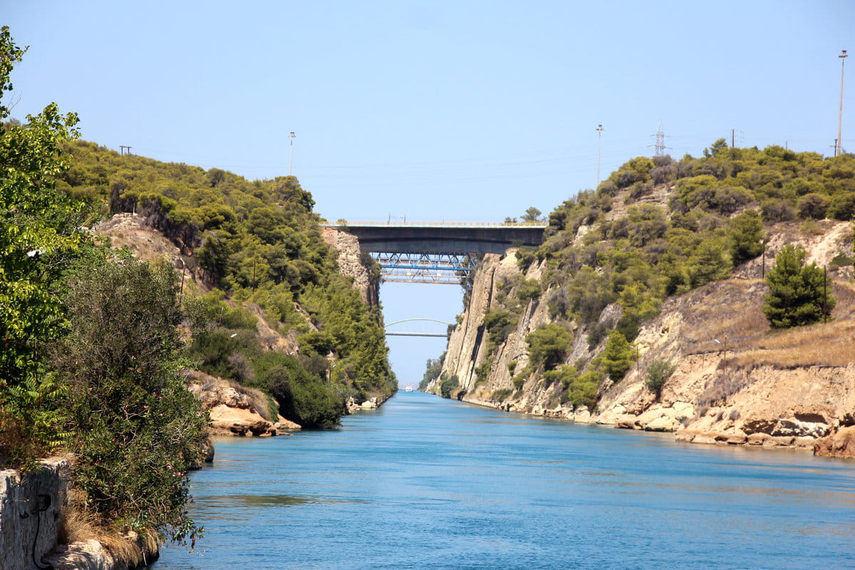El estrecho canal de Corinto