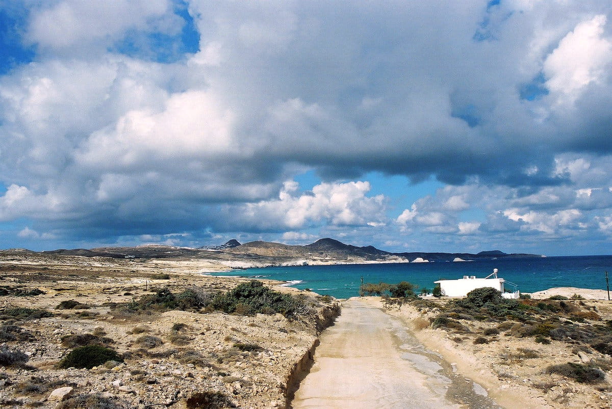 El perfil de la costa salvaje de Naxos