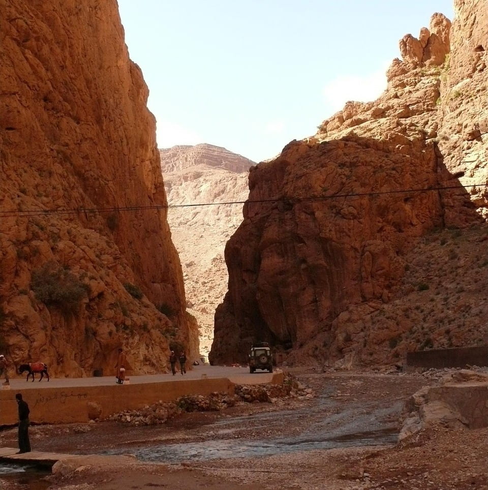 Las impresionantes paredes de roca de las Gargantas del Todra, uno de los paisajes naturales más espectaculares de Marruecos