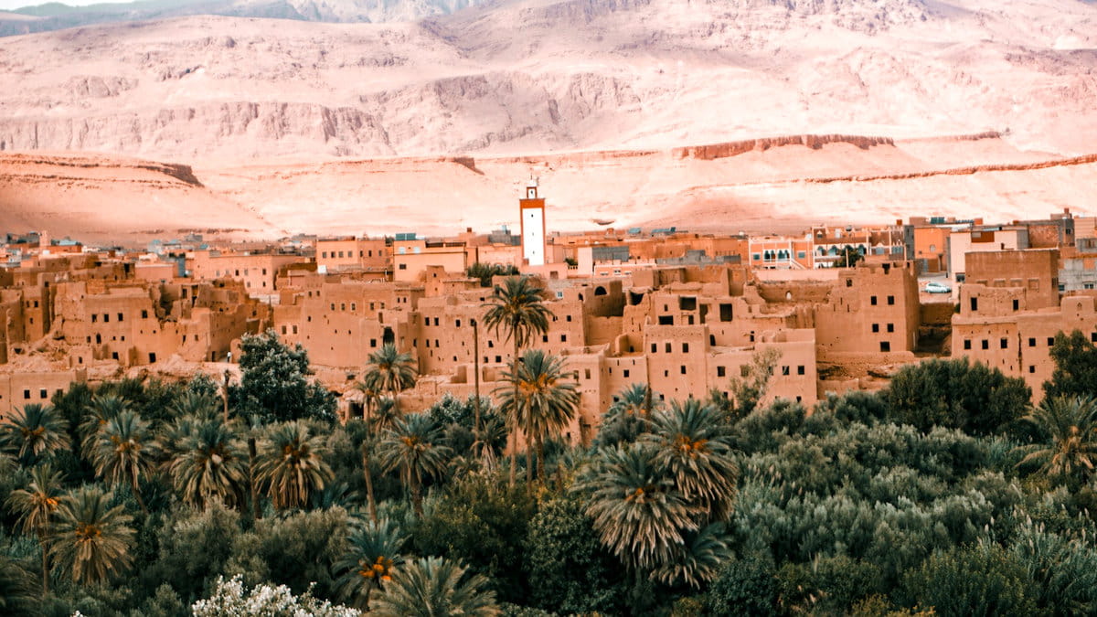 El palmeral de Tinghir aporta un sorprendente contraste verde entre las montañas y los paisajes áridos que rodean las Gargantas del Todra