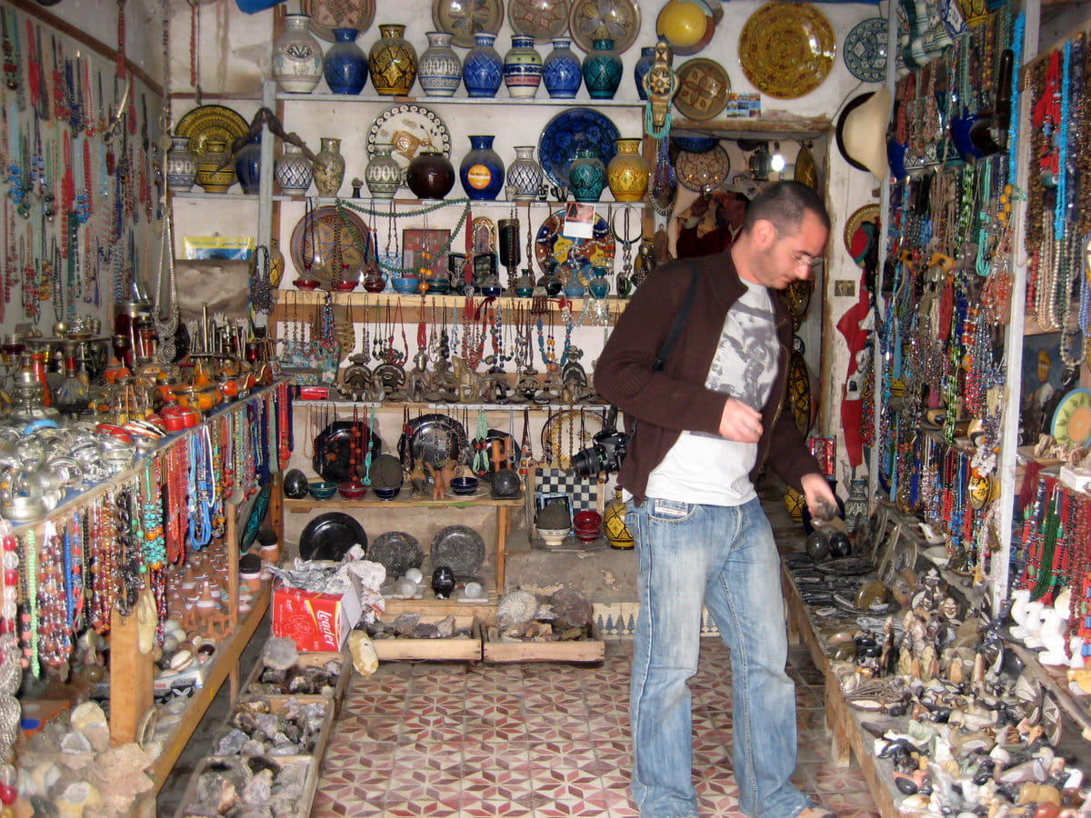De compras por un zoco de Marruecos