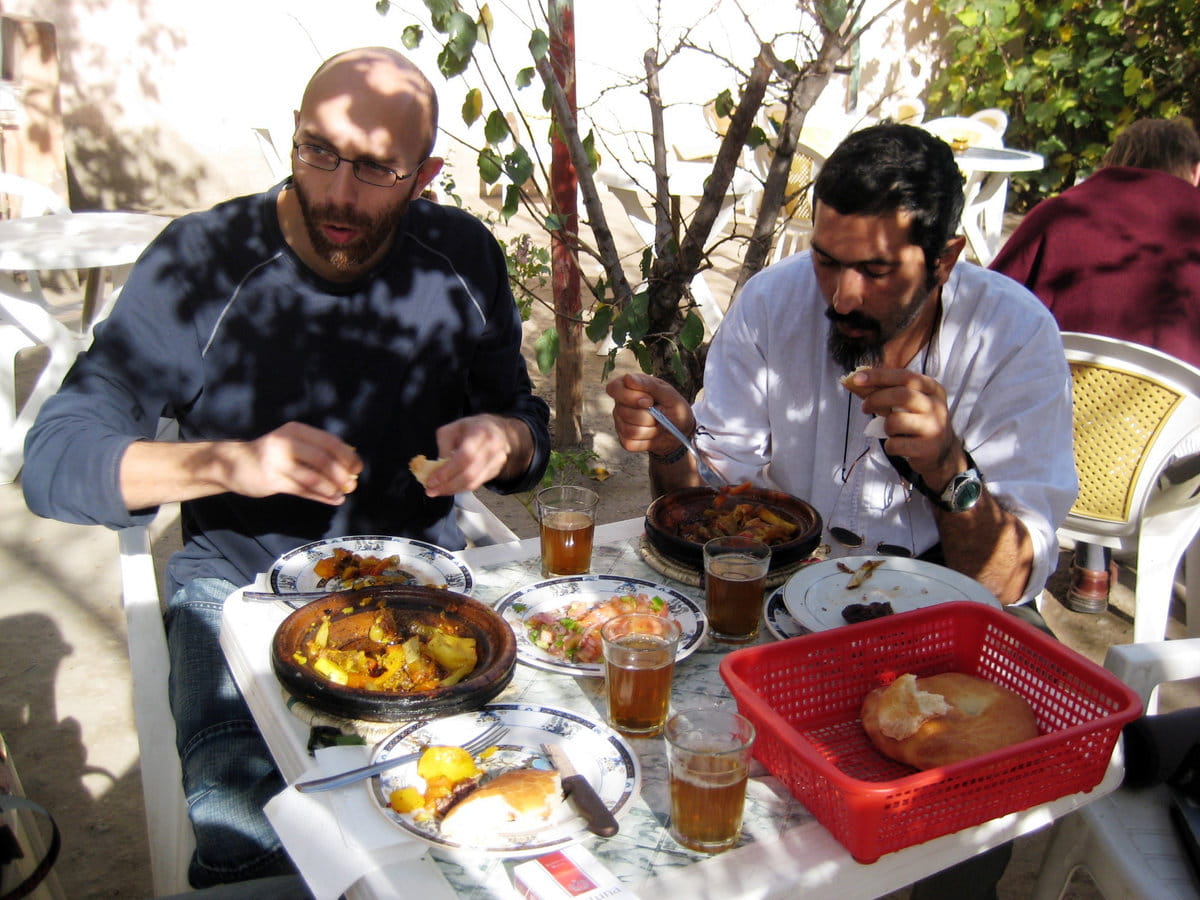 Disfrutando de un buen tajine a pie de carretera