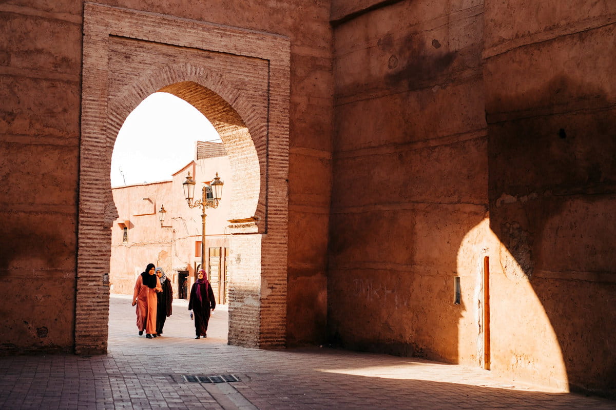 Entrando por la Bou Jeloud original hacia la medina de Fez.