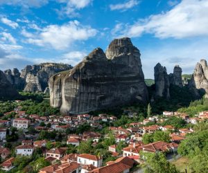 Kalamaka bajo las formaciones rocosas de Meteora