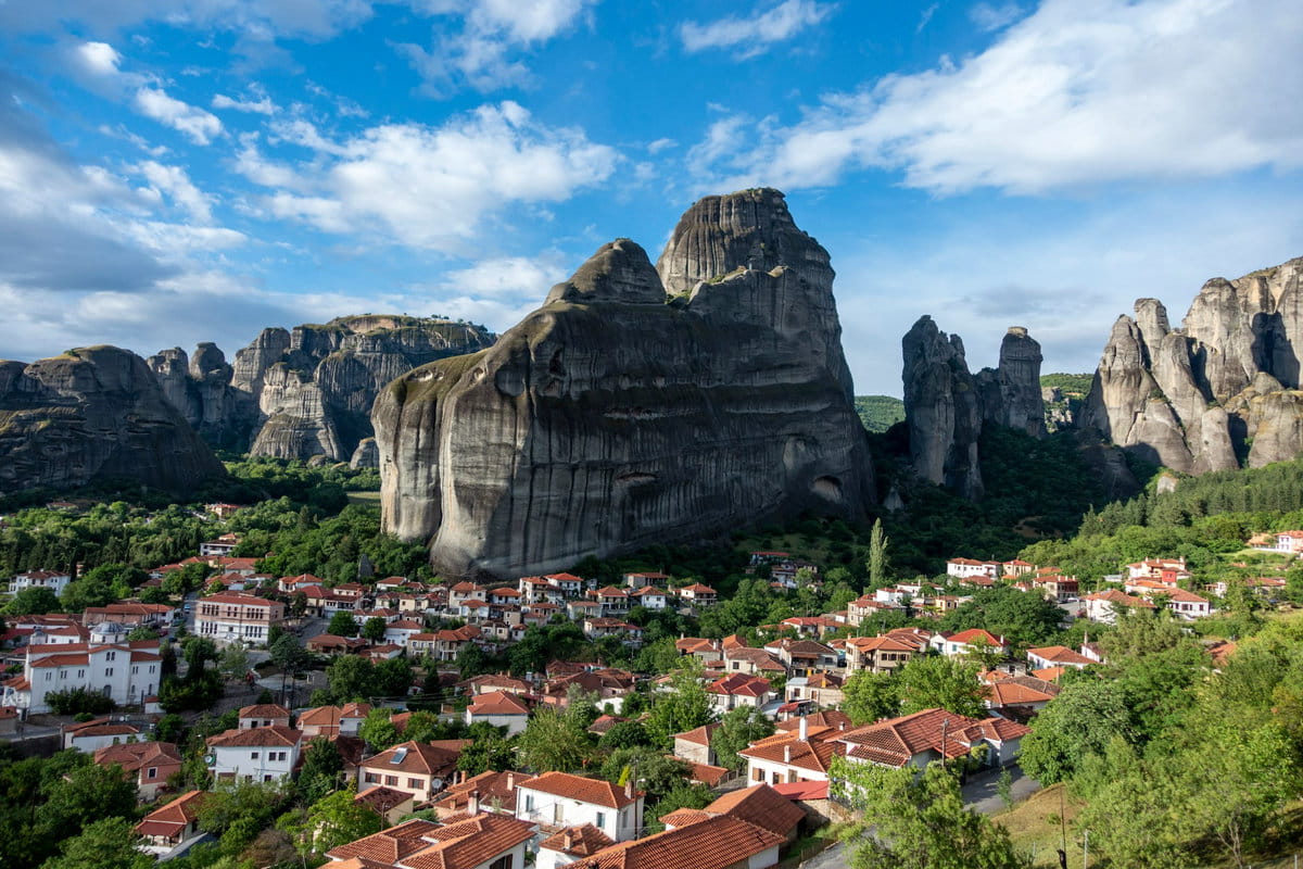 Kalamaka bajo las formaciones rocosas de Meteora