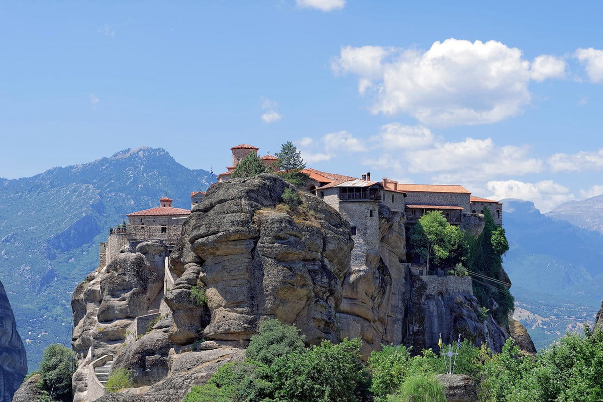 Las impresionantes formaciones rocosas de Meteora dominan el paisaje de Tesalia