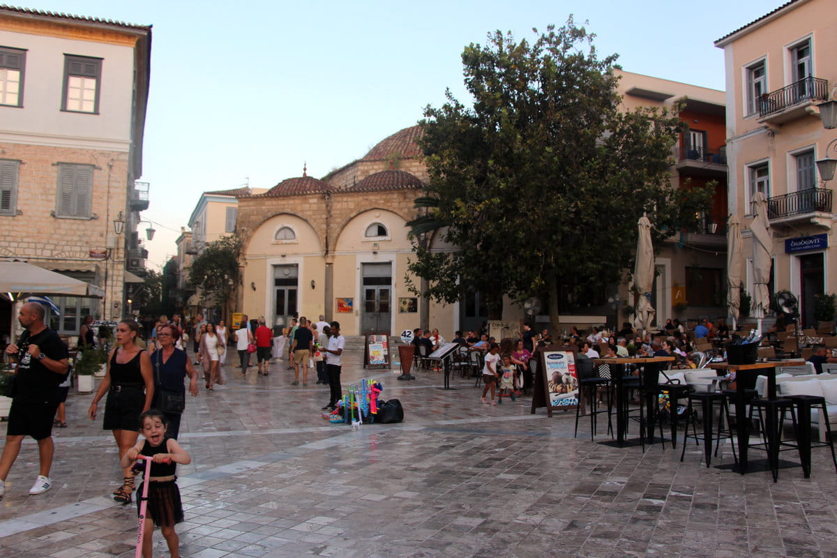 La bonita plaza Sintagma en Nauplia