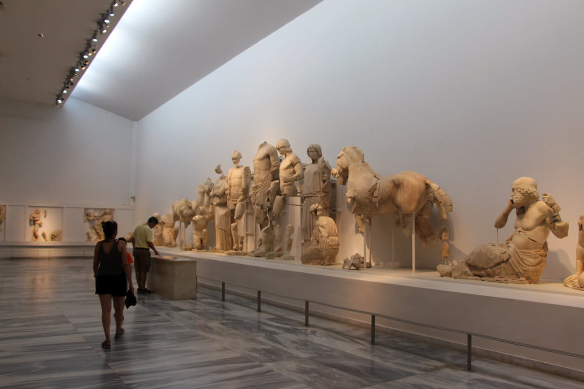 Estatuas del friso del templo de Zeus en el Museo arqueológico de Olimpia