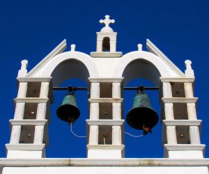Campanas de una iglesia en Paros