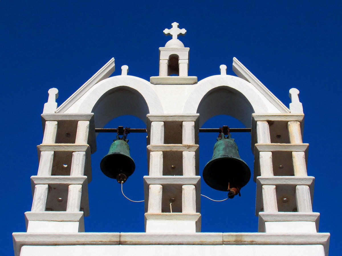 Campanas de una iglesia en Paros