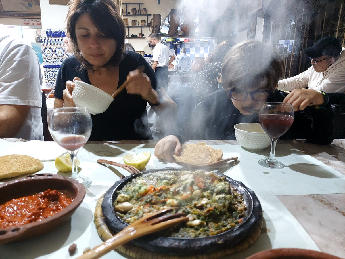 Disfrutando de los platos del Restaurant Saveur de Poisson en Tánger