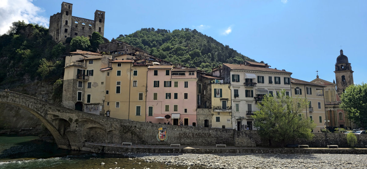 Casas frente a la costa de Dolceacqua