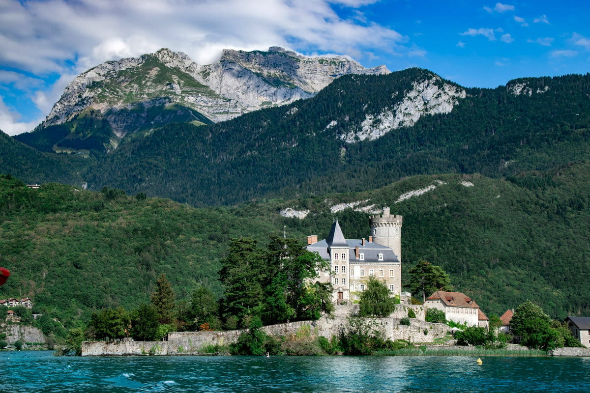 El castillo de Duingt se alza sobre una pequeña península y protagoniza una de las imágenes más famosas del lago de Annecy