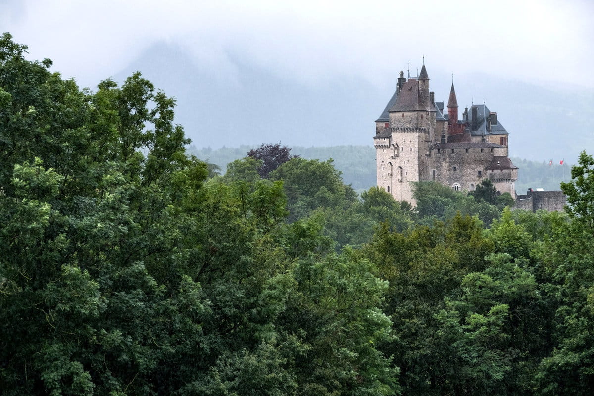 Castillo de Menthon-Saint-Bernard, uno de los rincones más fotogénicos y elegantes del lago de Annecy