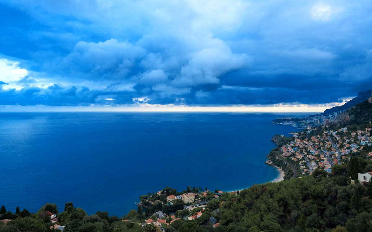 El mar frente a Roquebrune-Cap-Martin