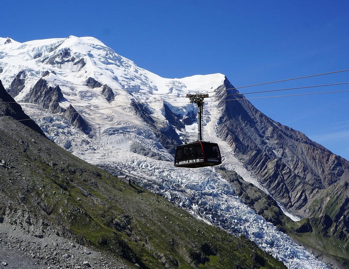 Picos nevados al curso ascendente del teleférico de Aiguille du Midi