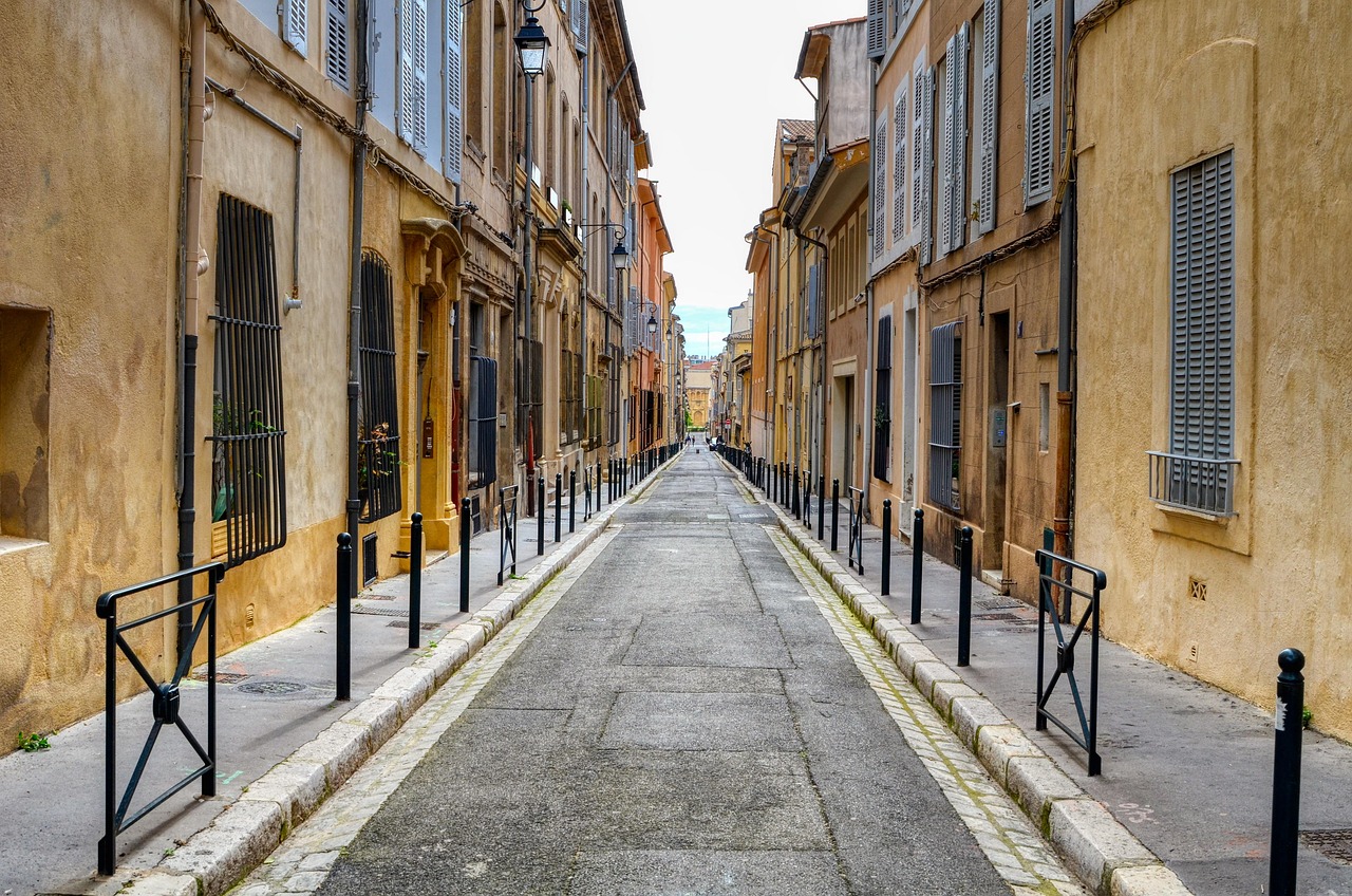 calle casas antiguas coloridas Aix en Provence