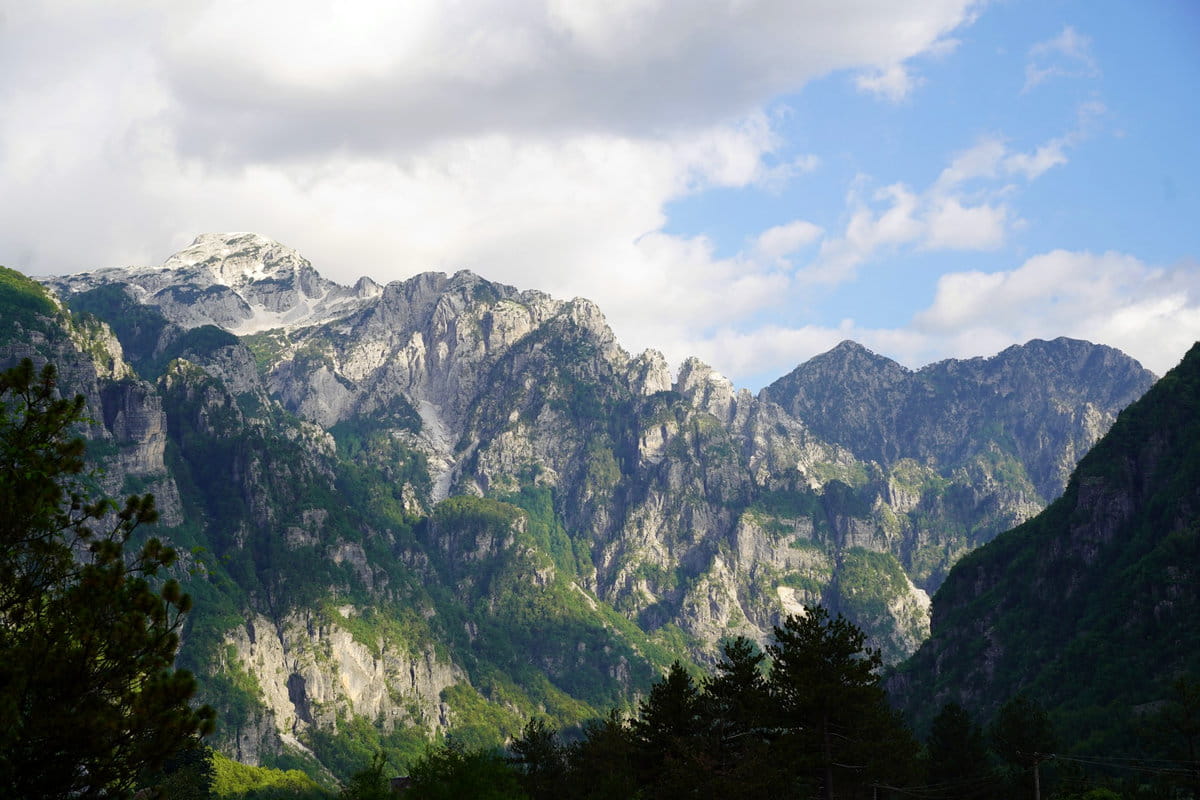 El paisaje montañoso de Valbonë en los Alpes Albaneses