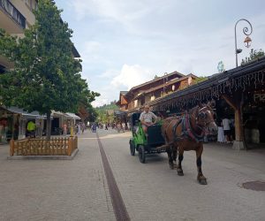 En el centro de Mégève ofrecen paseos a caballo
