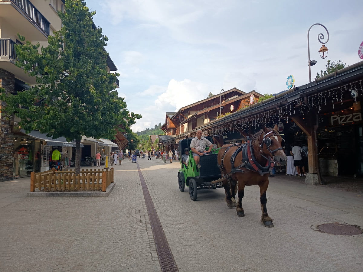 En el centro de Megève ofrecen paseos a caballo
