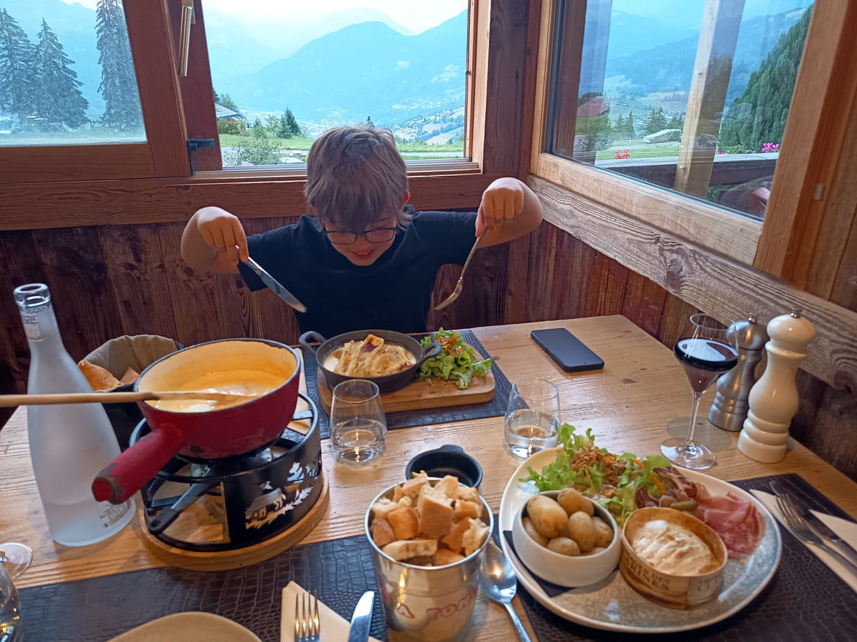 El gran triplete saboyano: tartiflette, fondue y raclette en el restaurante Les Terrasses du Cuchet