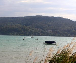 Disfrutando de las aguas del lago de Annecy en verano