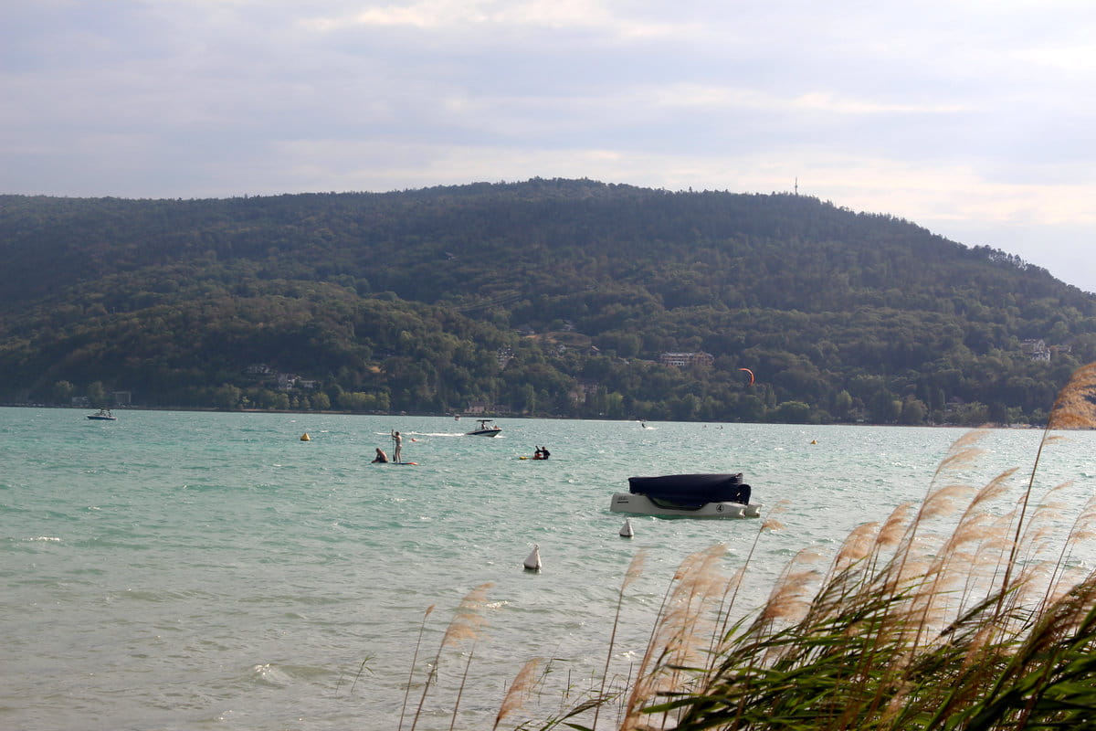 Disfrutando de las aguas del lago de Annecy en verano