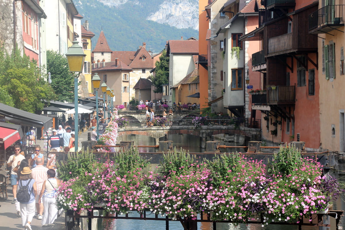 Flores y canales en Annecy
