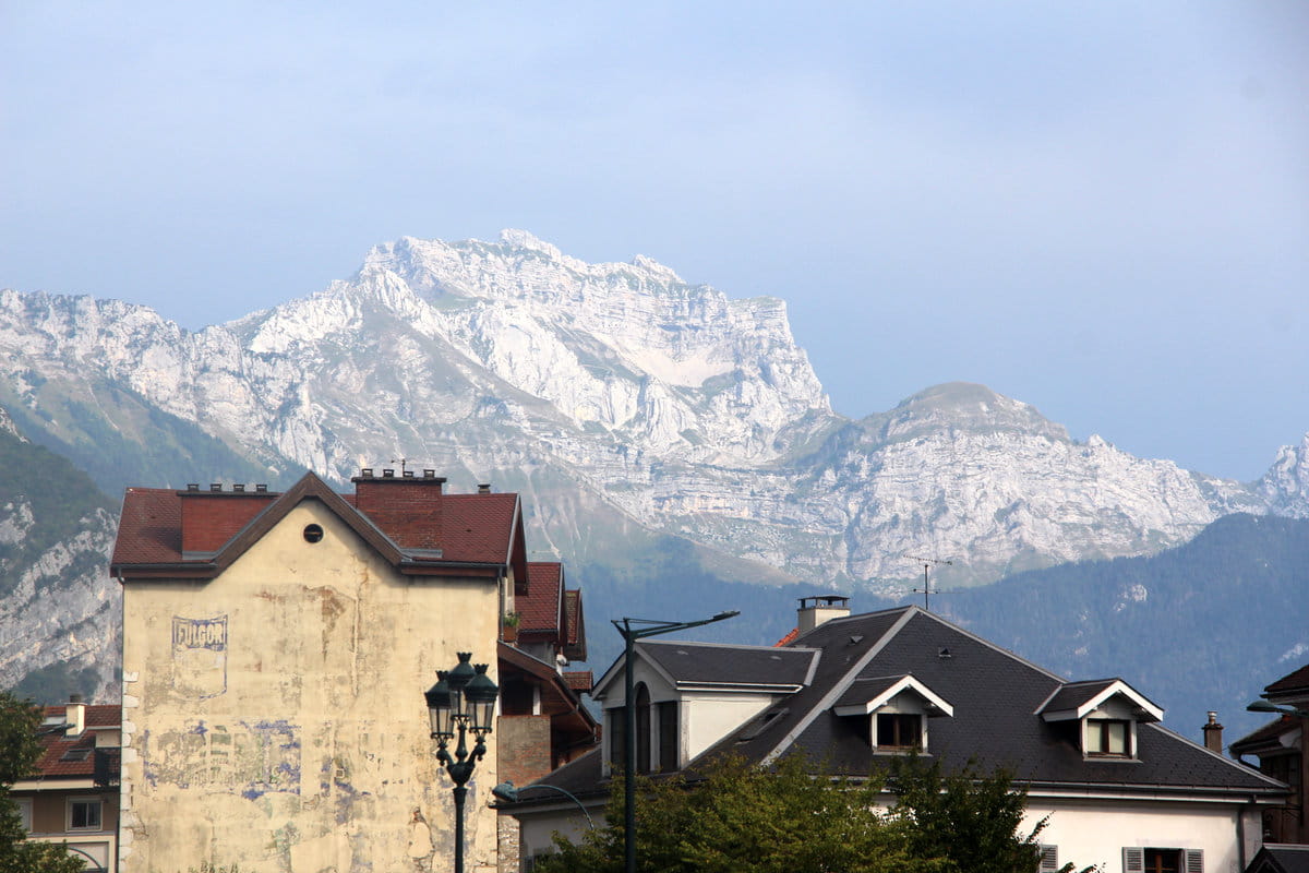 Las imponentes montañas de los Alpes protegiendo el lago de Annecy